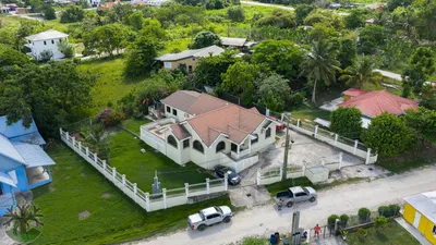 THIS CONTEMPORARY 3BED / 2BATH TURNKEY HOME NEAR TOWN!, 🇧🇿 Belize