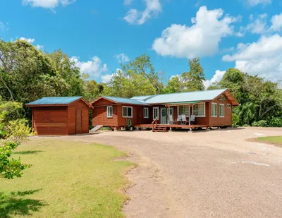 #4242 – Move-In Ready Hilltop Two Bedroom Home with Guest Cottage on 1.4 Acres – Floral Park, Cayo District, Belize, 🇧🇿 Belize
