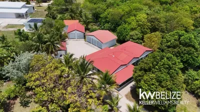 Golf-Course Living by the Bay in Corozal Belize, 🇧🇿 Belize
