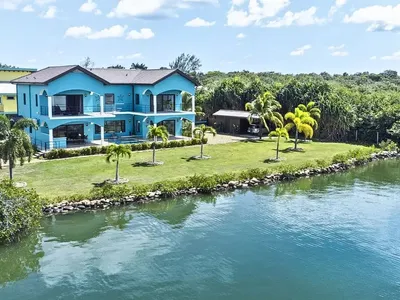 3333 – An Exceptional Waterfront Estate on the Desirable Placencia Peninsula Private, Peaceful Lagoon Setting on a Double Lot • Steps from the Caribbean Sea, 🇧🇿 Belize