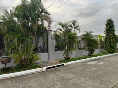 La Riviera Oasis: 3-Bedroom Corner Home with Private Garden in Don Bosco, 🇵🇦 Panama
