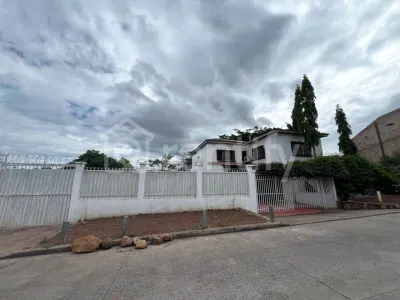 Espaciosa vivienda en venta con 5 apartamentos para inversión, 🇭🇳 Honduras